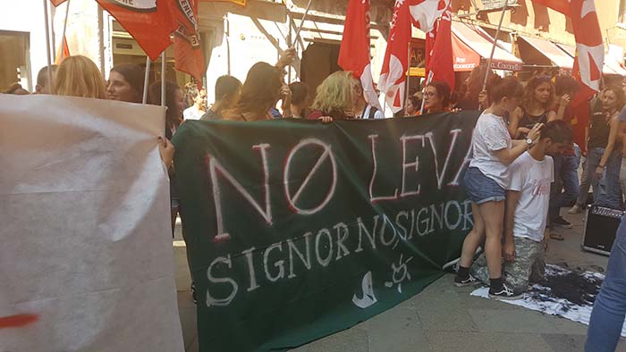Veneto, studenti si rasano contro la leva obbligatoria
