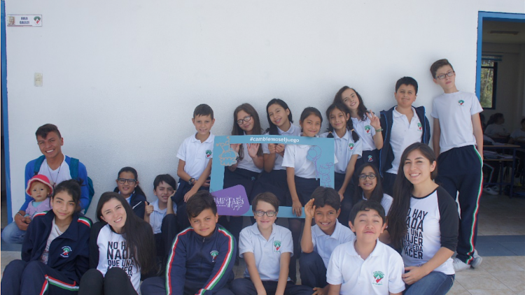 Grupo de jóvenes en el colegio