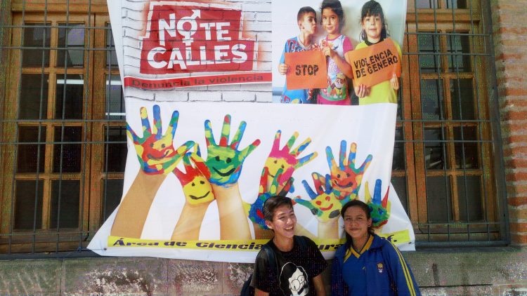Instituto Nacional Mejía en campaña por la noviolencia activa