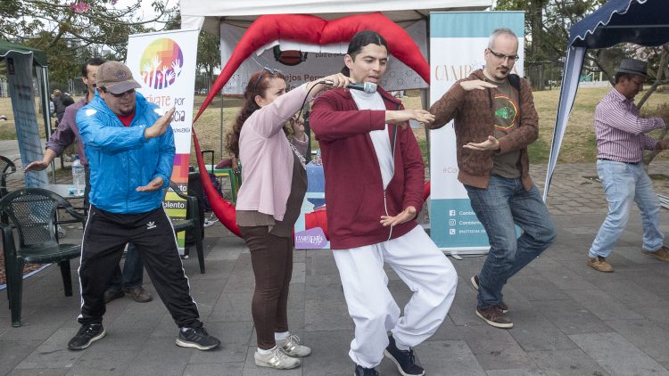 Actividad de tai-chí durante la 7ma Feria de Iniciativas No Violentas
