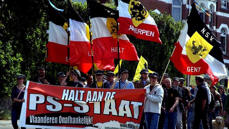 giovani con le bandiere del NSV