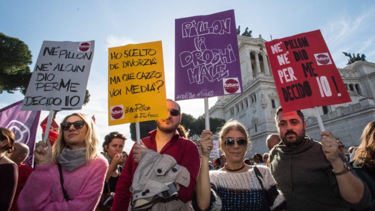 Famiglia, le opposizioni: “Via ddl Pillon, sfidiamo i pro-life a Verona”