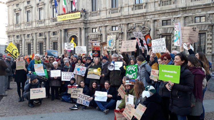 Milano, sciopero per il clima e flash mob “Nessuno è straniero” in piazza Scala