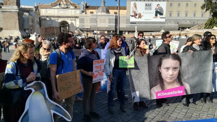Clima, moltitudine in piazza