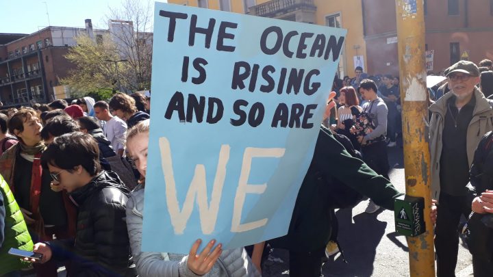 Milano, sciopero mondiale per il futuro: l’oceano si sta sollevando e noi anche