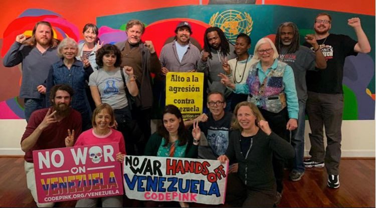 Antikriegs-Aktivisten schützen die Botschaft Venezuelas in Washington DC