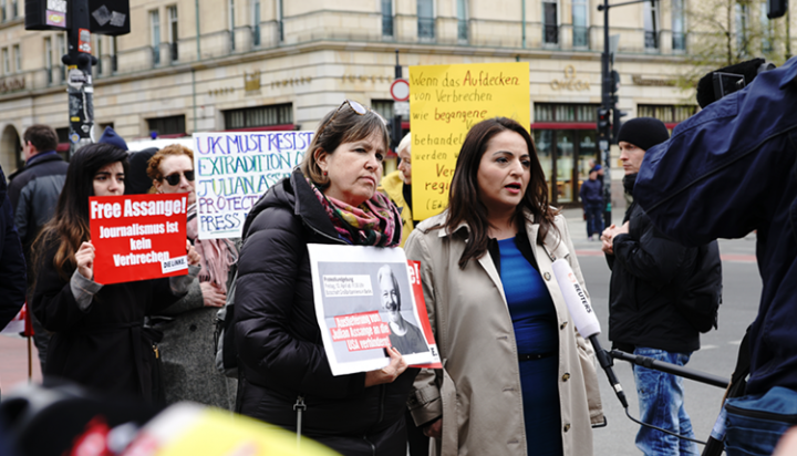 Heike Hänsel und Sevim Dagdelen (MdB) protestieren in London gegen die Verhaftung von Julian Assange