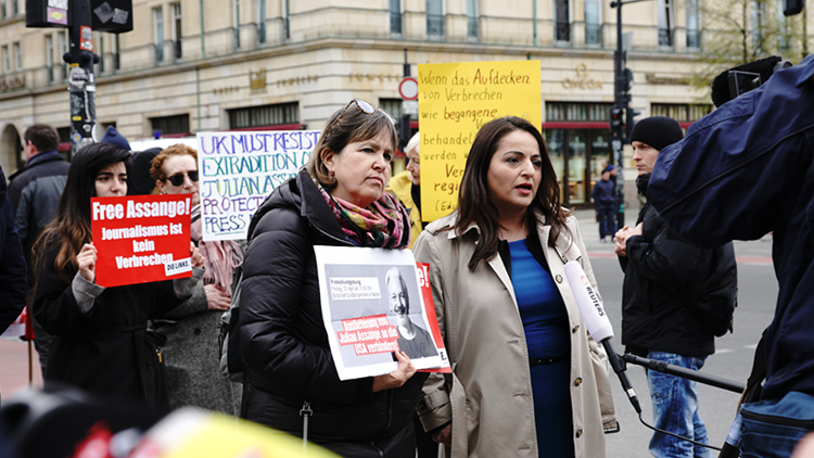 Heike Hänsel und Sevim Dagdelen (MdB) protestieren in London gegen die Verhaftung von Julian Assange