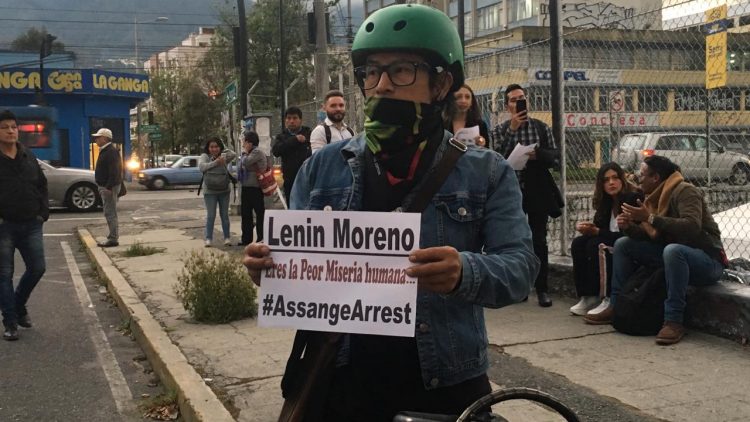 Activista frente a Cancillería