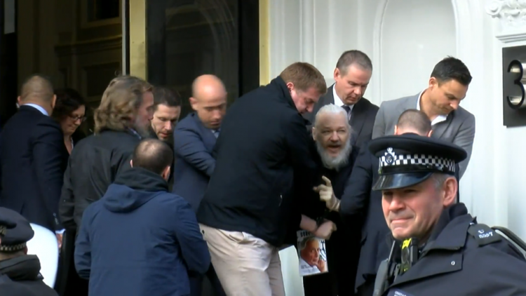 Julian Assange arrestato all'ambasciata ecuadoriana a Londra