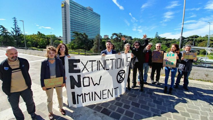 Roma, azionisti-zombie di Extinction Rebellion protestano davanti all’Eni