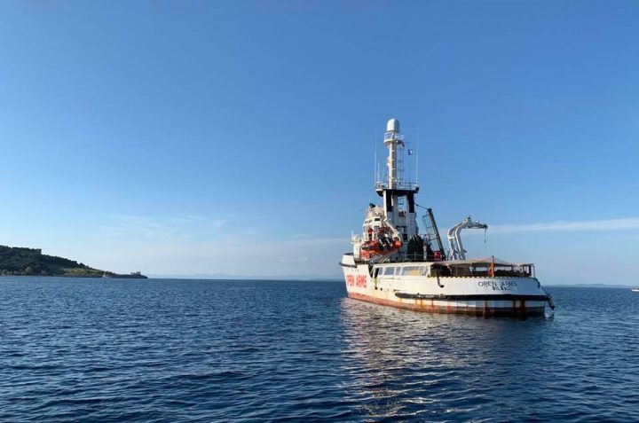Open Arms: da 5 giorni fuori dal porto di Mitilini, a Lesbo, senza poter attraccare e consegnare gli aiuti umanitari a bordo