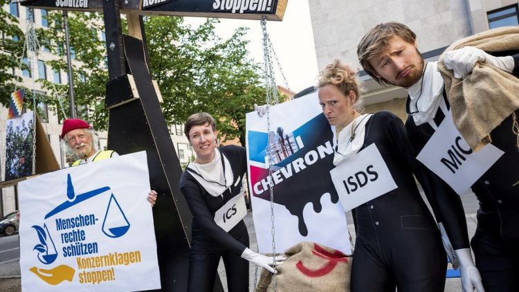 Proteste der internationalen Zivilgesellschaft am globalen Anti-Chevron-Tag