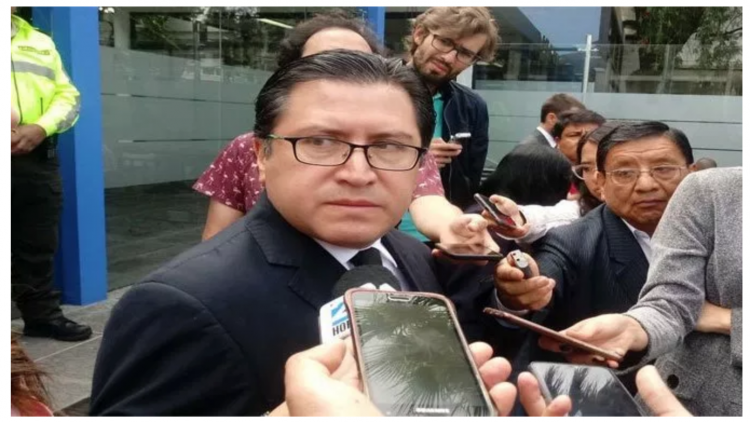 Carlos Poveda, abogado de Julian Assange, presentó denuncia ante la FGE.