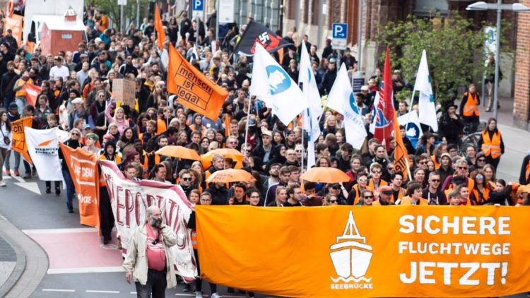 Seebrücke Demonstration in Hannover fordert Sichere Fluchtwege jetzt und Kamp der Festung Europa