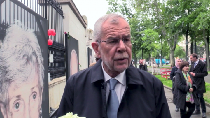 Wien: Van der Bellen an geschändeter Holocaust-Ausstellung – "Muslimische Jugend bewacht nun Bilder"