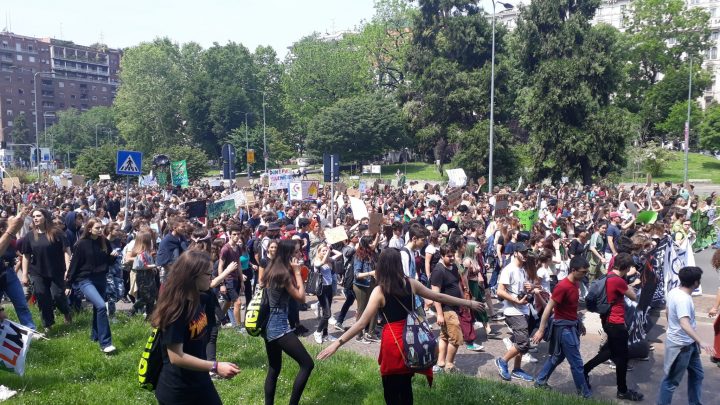 Secondo sciopero globale per il futuro: i giovani tornano a invadere Milano