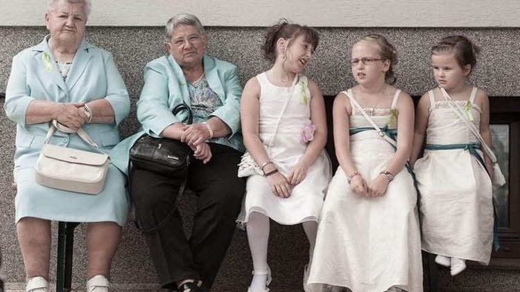 Was fasziniert die Menschen an Populisten wie Boris Johnson oder Donald Trump oder Matteo Salvini? Es nur auf deren Gepolter zu schieben, wäre etwas zu kurz gesprungen. Es kann nicht nur an ihren großen, oft nichtssagenden, Reden liegen, schreibt der französische Ökonom Jean Pisani-Ferry. Das Problem liegt tiefer: Die Menschen haben den Glauben an den Fortschritt verloren. Sie sehen keine gute Zukunft mehr und sie glauben dem Wohlstandsversprechen nicht mehr. Sie glauben nicht mehr, dass es ihren Kindern einmal besser gehen werde und sie haben selbst die gleiche Erfahrung gemacht. Er geht aber weiter und verlangt: „Wir brauchen einen neuen Sozialvertrag“ What advanced societies need now are social compacts that are resilient to demographic shifts, technological disruptions, and economic shocks. Das Problem ist, dass Johnson, Trump und deren Populismuskollegen diesen neuen Sozialvertrag bestimmt nicht erfinden werden - im Gegenteil: Sie wollen zurück in die „angeblich“ gute alte Zeit… Ronald Reagen und Margaret Thatcher gewannen ihre Wahlen mit dem Versprechen, dass der freie Markt im Kapitalismus Wachstum und somit Wohlstand schaffen werden. Sie hatten eine Zukunftsvision von einer besseren Welt, sie konnten diese Visionen transportieren und wurden dafür vom Wähler in ihre Ämter gehievt. Nun kämpfte Nigel Farrage und Donald Trump mit genau dem entgegengesetzten Versprechen: Sie wollten die Kontrollen wiedererlangen bzw. Amerika wieder groß machen. Sie versprachen alte Zeiten zurück. Auch in Frankreich versprach Le Pen wieder die Kontrolle über die Grenzen, eine gesteuerte und abgeschottete Industrie und eine eigene Währung. Lösungen der 60er Jahre, die beim Wähler zogen. Warum aber? Der Hauptgrund ist, dass viele Menschen den Glauben an den Fortschritt verloren haben. Sie sehen die Zukunft nicht mehr mit materieller Verbesserung; sie glauben nicht mehr, dass ihre Kinder es besser haben werden und schauen deshalb zurück in eine Zeit die sie kennen. Sie haben Angst nach vorne zu schauen. Fortschritt zieht nicht mehr. Seit über einem Jahrzehnt gibt es fast keinen mehr. Die Millennials kennen nur noch Krise, Rezession, Stillstand; sie sind die Generation Praktikum mit wenig Aussicht auf feste gut bezahlte Stellen. Die Finanz-“Krise“ dringt in alle Lebensbereiche vor. Der Fortschritt ist in den Leben der jungen Menschen in vielen Staaten nicht mehr zu sehen. Fortschritt gibt es höchstens noch in der Automatisation, einen Bereich der explizit die Menschen außen vor lässt. Einkommenszugewinne fallen höchstens noch den Älteren zu. Bislang hat der technologische Fortschritt die Arbeitsplätze ungelernter Menschen überflüssig gemacht. Die Schicht, die sich weniger um die politischen Themen kümmerte. Durch die Digitalisierung fallen mehr und mehr Arbeitsplätze der Mittelschicht weg. Die Angst vor dem sozialen Abstieg macht sich in nun dort auch breit. In den nationalen Einkommen herrscht ein Ungleichgewicht. Während in den 40er-Jahren in den USA 90% der Kinder mehr verdienten als ihre Eltern, so waren es in den 80ern nur noch 50%, heute sind es noch weniger. Dieses Ungleichgewicht weicht die Grundlage des gesellschaftlichen Generationvertrages auf, er wird immer schwerer zu erfüllen. Dazu kommt die Angst vor der Globalisierung, wachsende ethische Zweifel an der Technisierung, wie der Gentechnik und die Angst vor den ökologischen Folgen, die ob der ungeheuren Dimension oft auch negiert werden. Wollen wir, dass die richtungweisenden Gesellschaften im 21. Jahrhundert weiterhin Fortschritt und Wachstum kennzeichnen, ist es notwendig den Sozialvertrag neu zu definieren. Die Lösungen von Gestern sind Vergangenheit, der technologische Fortschritt lässt sich nicht zurückdrehen und auf die Digitalisierung wird keiner mehr verzichten. Der neue Sozialvertrag muss den Wohlstand wieder breiter verteilen. Konzepte die weder Trump noch Farage noch andere rechte Bewegungen anbieten. Nur die Teilhabe aller und nicht die Ausgrenzung einzelner Gruppen erlaubt eine faire und konfliktarme Zukunft. http://www.nytimes.com/2016/11/07/opinion/our-reactionary-age.html?_r=1 https://www.project-syndicate.org/commentary/populism-and-abandonment-of-progress-by-jean-pisani-ferry-2017-01?barrier=accessreg