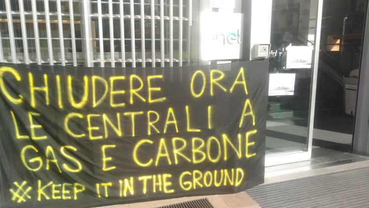 Occupata la sede dell’Enel a Milano. Basta greenwashing, chiudere subito tutte le centrali a gas e carbone!