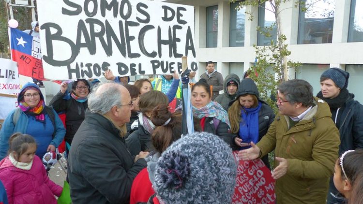 [Chili] Le député Tomas Hirsch et les voisins du quartier Lo Barnechea manifestent contre l’expulsion préconisée par le maire