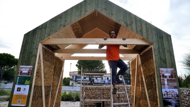 Costruzione casa di paglia