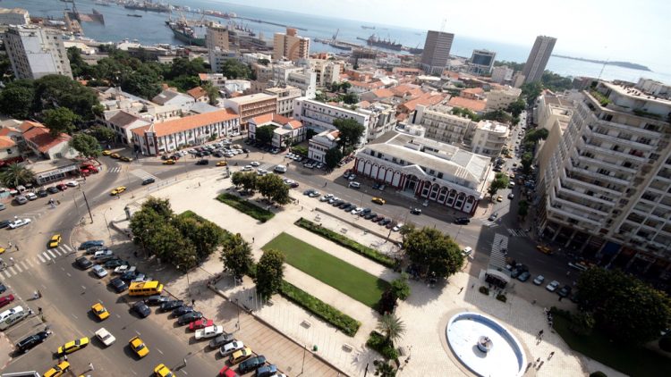 La place de l'Indépendance à Dakar (Sénégal). En arrière-plan le port et Gorée.