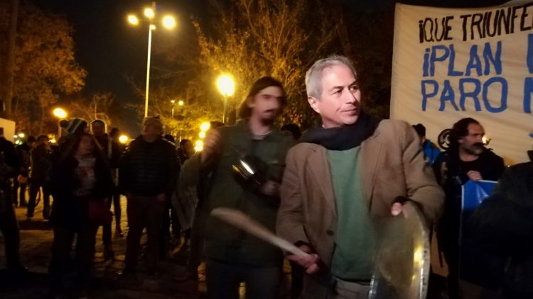 Mario Aguilar caceroliando