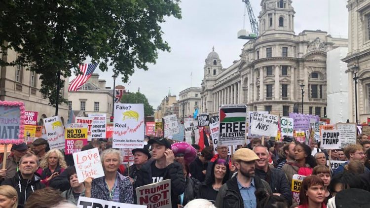 Londra, protesta ironica e creativa contro la visita di Trump