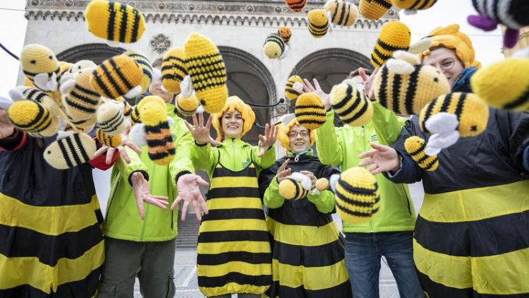 Während Bayern das Volksbegehren Artenvielfalt als Gesetz annimmt, haben die EU-Ländern den Schhutz von Bienen und Insekten in einer skandalösen Abstimmung geschwächt.