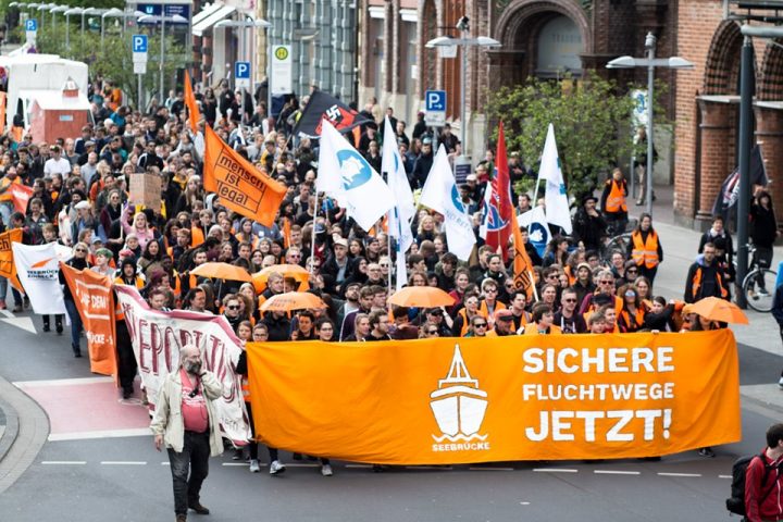 40.000 Menschen in 100 deutschen Städten demonstrieren für Solidarität mit Carola Rackete, den NGSs die Flüchtlinge retten, für die Rechte von Flüchtlingen sowie gegen die Kriminalisierung von Seenotrettung