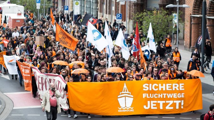 40.000 Menschen in 100 deutschen Städten demonstrieren für Solidarität mit Carola Rackete, den NGSs die Flüchtlinge retten, für die Rechte von Flüchtlingen sowie gegen die Kriminalisierung von Seenotrettung
