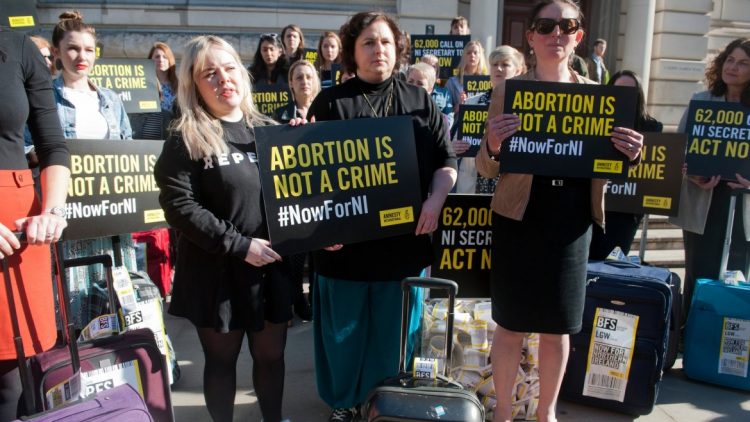 Irlande du Nord : le mariage égalitaire a force de loi, l’interdiction de l’avortement est levée