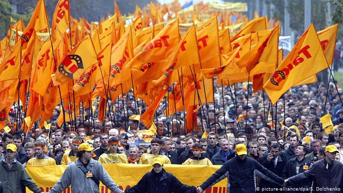 Kiew 2004: Unterstützer des ukrainischen Präsidentschaftskandidaten Juschtschenko mit orangenen Fahnen