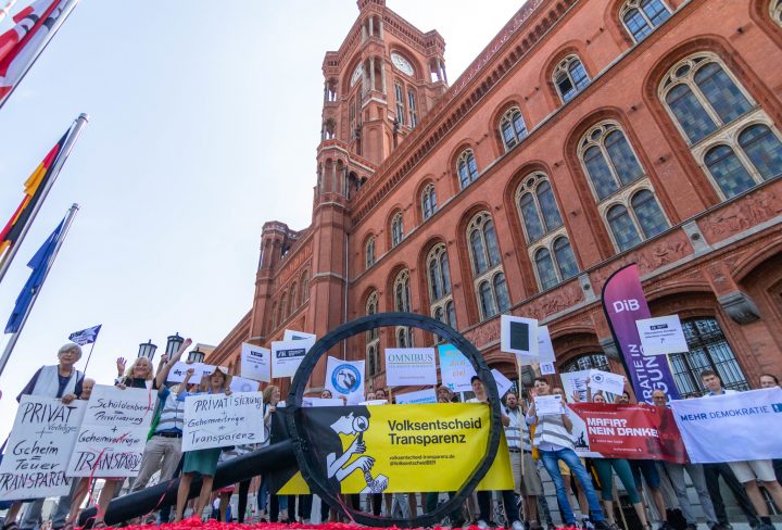 Auftaktaktion Volksentscheid Transparenz vor dem Roten Rathaus in Berlin