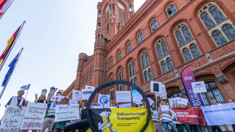 Auftaktaktion Volksentscheid Transparenz vor dem Roten Rathaus in Berlin