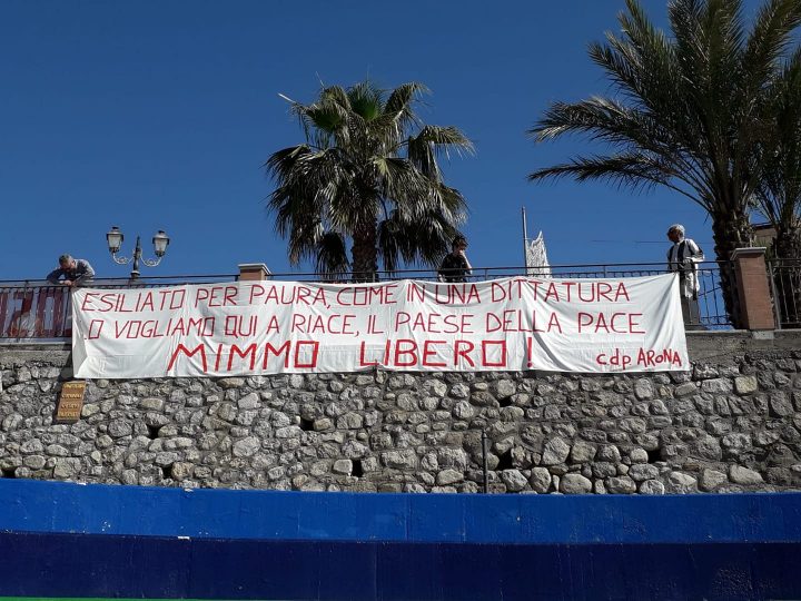 Uno striscione affisso a Riac