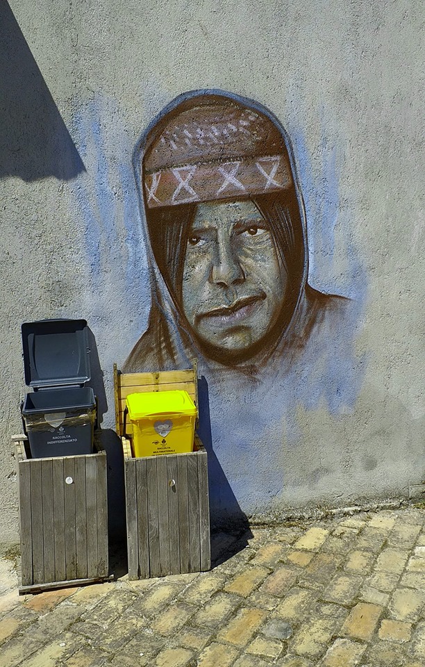 Riace. Il nuovo che avanza. I nuovi cassonetti per la differenziata soppiantano i vecchi in legno e prodotti dai laboratori ora chiusi.