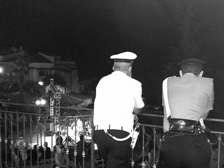 Vauro parla nella piazza, forze dell'ordine assistono