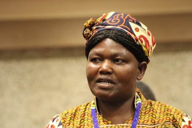 Ella Mazani, una pequeña productora de maíz y otros cereales en Shurugwi, en el centro de Zimbabwe, usa su teléfono móvil para comprar insumos, vender su producción y conocer las condiciones climáticas más apropiadas para sus cultivos.