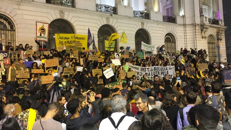 L’Amazonie brûle et les gens descendent dans la rue
