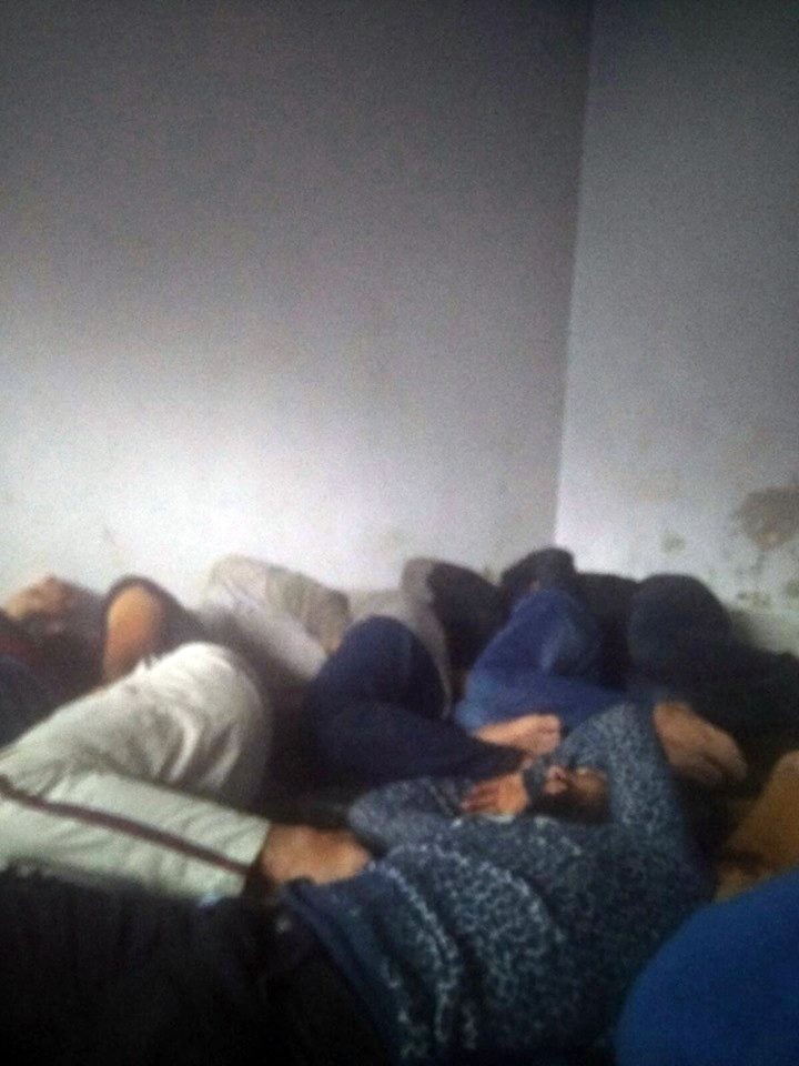 Rifugiati stipati a dormire dentro una stanza