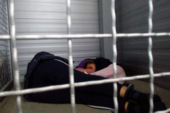 Rifugiati: mamma con bambina dentro una gabbia