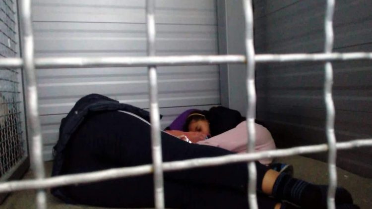 Rifugiati: mamma con bambina dentro una gabbia