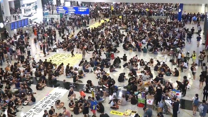 Des centaines de manifestants pro-démocratie à Hong Kong occupent l’aéroport