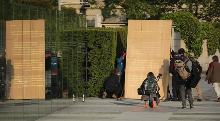 Wie sehr leben Sie den Geist der Verfassung Herr Dr. Schäuble? - "Artikel 20 GG"-Künstlergruppe macht den Praxistest