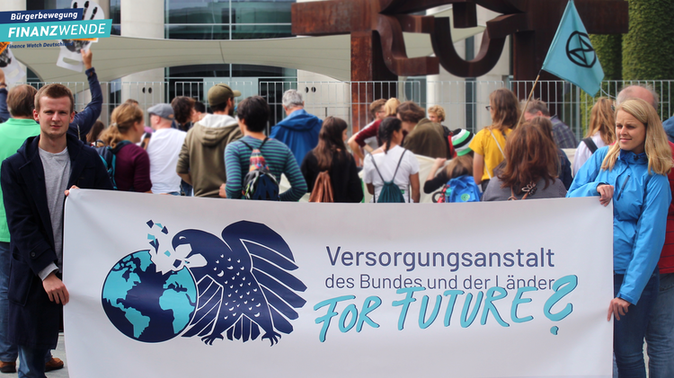 Die Bürgerbewegung Finanzwende fordert die Versorgungsanstalt des Bundes und der Länder zu mehr Transparenz und zu einer nachhaltigeren Anlagestrategie auf.