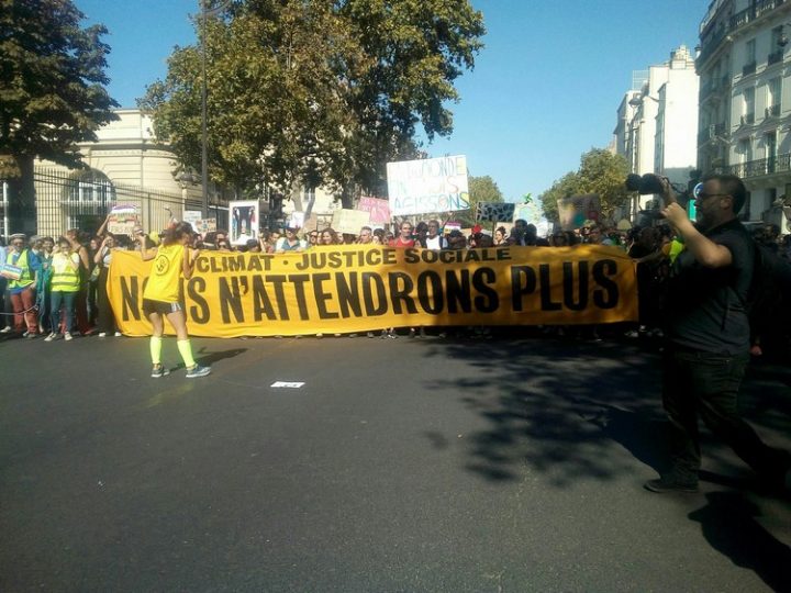 Eine bunte Mischung von Klimaschützer und Gelbwesten demonstrieren in Paris und werden von der Polizei mit Tränengas unterdrückt, was das Demonstrationsrecht ad absurdum führt!