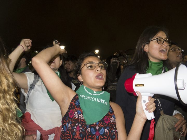 Activistas afuera de la Asamblea.