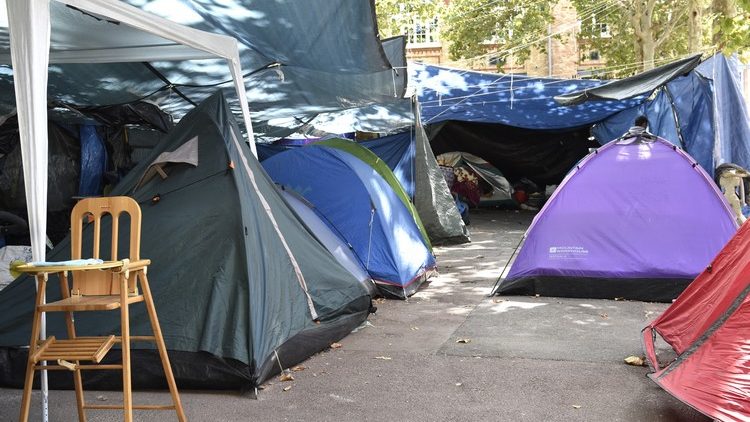 Interview vidéo. Des réfugiés latino-américains dorment dans les rues de Paris