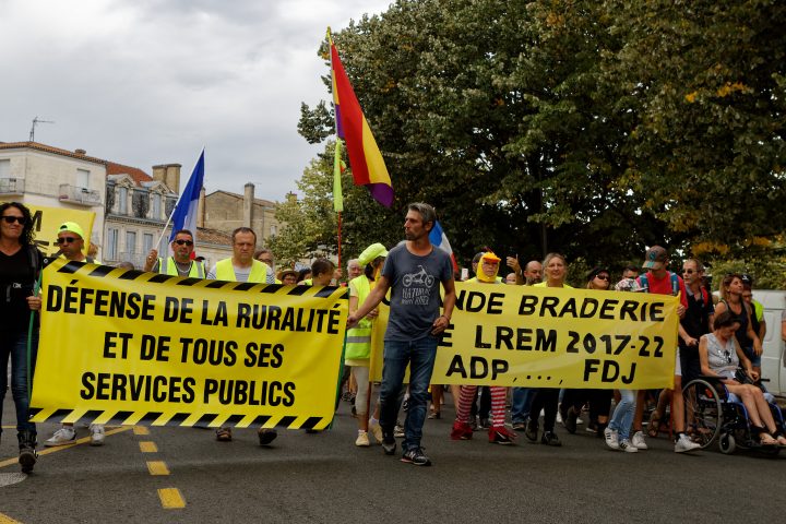 Gilets Jaunes. Marche citoyenne à Libourne en France